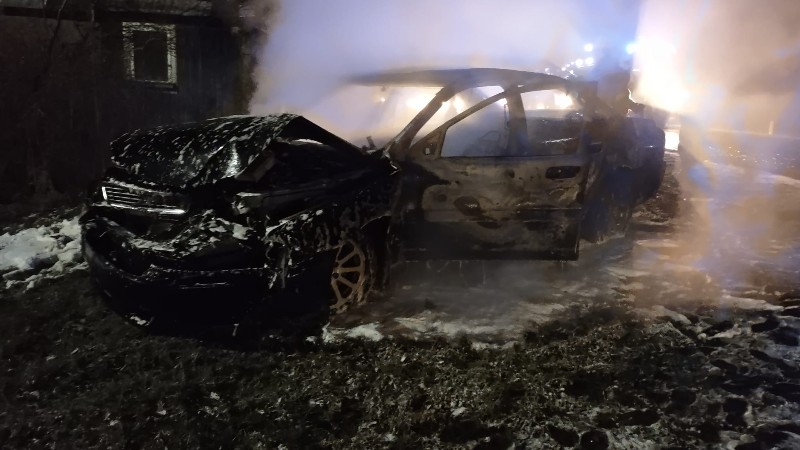 Po zderzeniu w Głuchowie jeden z samochodów zapalił się. (fot. OSP Mordy)