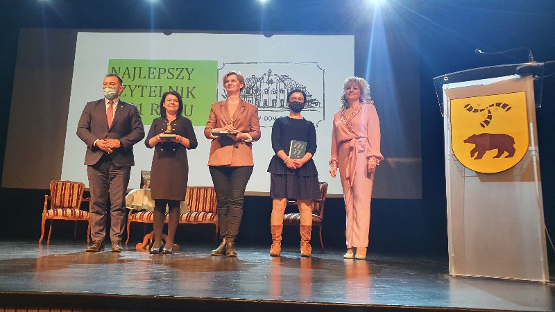 Nagrodzeni w kategorii 20-40 lat z burmistrzem Pawłem Marchelą i dyrektor Małgorzatą Rosparą.  fot. Małgorzata Kamińska