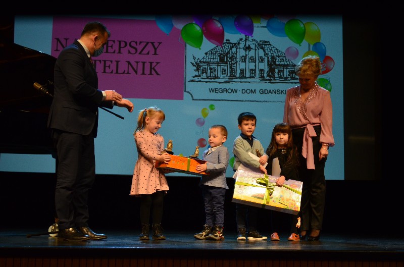 Amelia i Szymon Wysoccy oraz Jakub i Lena Tryfon – Najlepsi Czytelnicy 2021 Roku w kategorii do 6 lat.