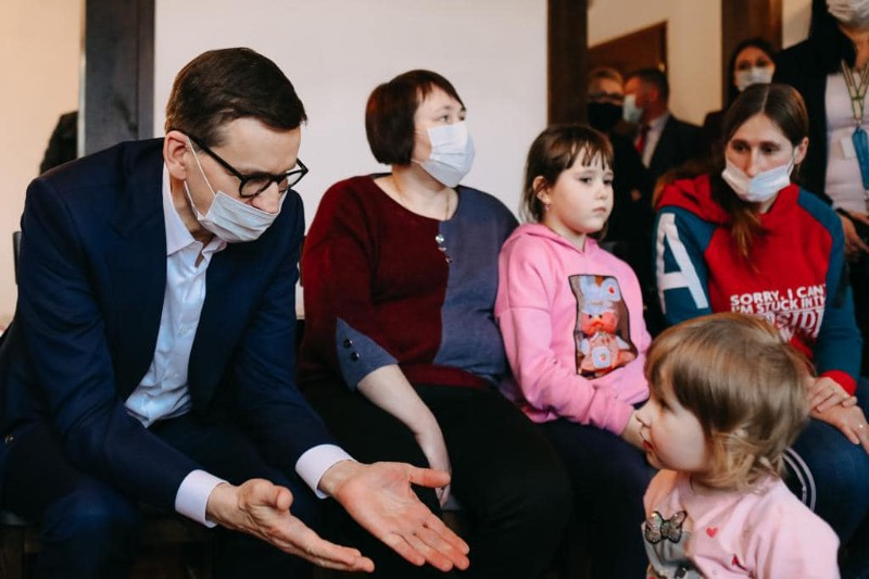 Premier Mateusz Morawiecki spotkał się z kobietami i  dziećmi z Ukrainy.  foto: Facebook.com/MorawieckiPL