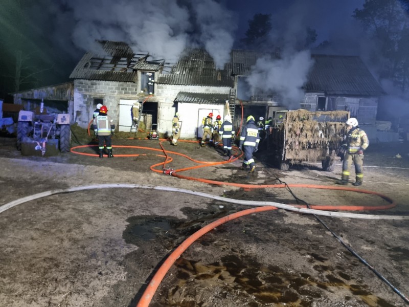 Pożar obory w miejscowości Rytele-Wszołki (fot. OSP Ceranów)