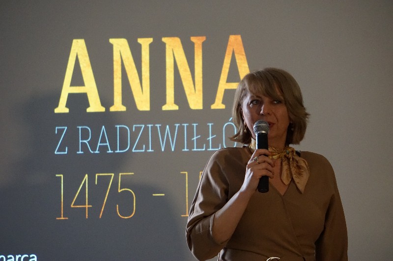 Dyrektor Eliza Czapska otwiera konferencję prasową poświęconą postaci księżnej Anny Radziwiłłówny.