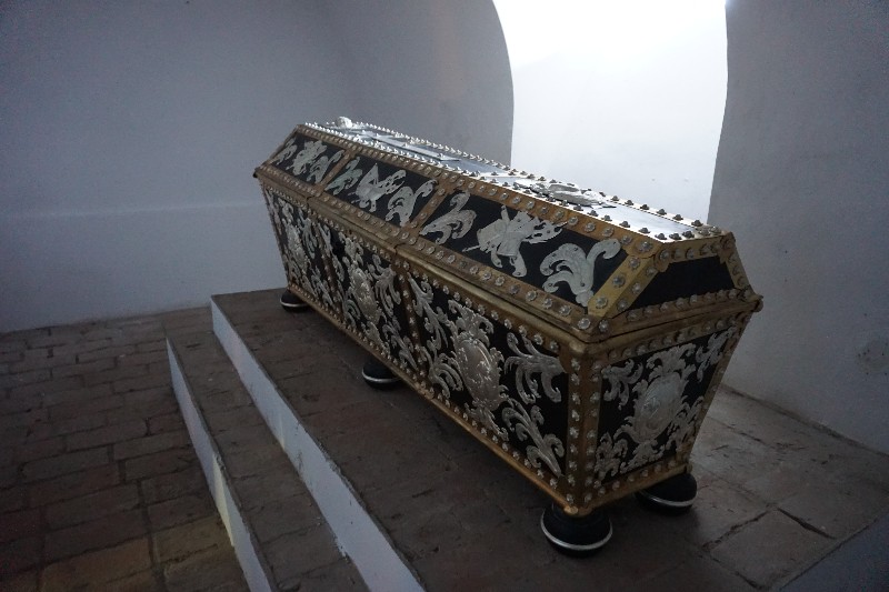 Sarkofag z ciałem Jana Dobrogosta Krasińskiego wrócił do krypty w podziemiach klasztoru w Węgrowie.  fot. sej