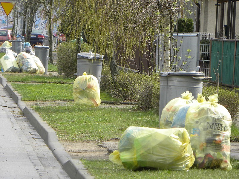 Czy śmieciarki w Siedlcach powinny odbierać śmieci pod godz.8? Fot Aga Król