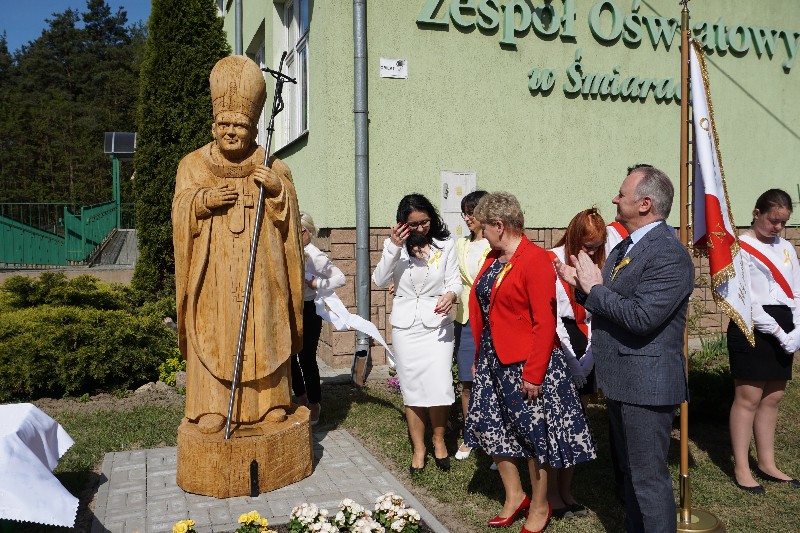 Odsłonięcie rzeźby św. Jana Pawła II przed szkołą w Śmiarach.  fot. sej