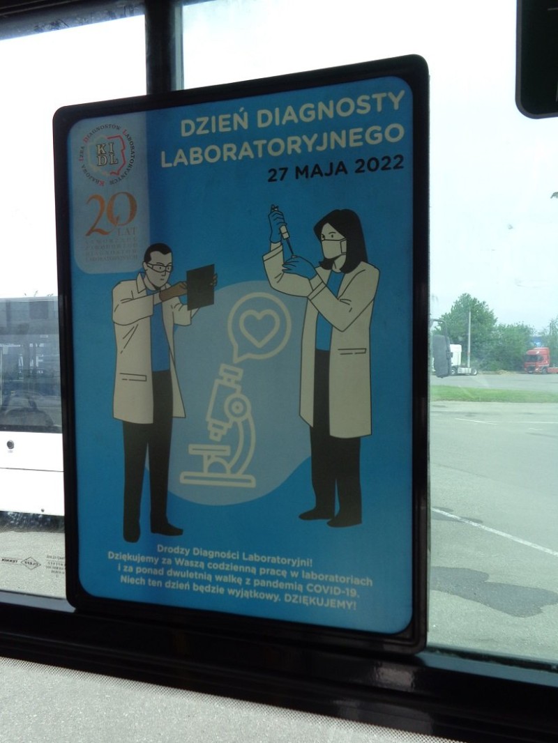 Takie plakaty z życzeniami dla diagnostów laboratoryjnych zawisły dziś w autobusach siedleckiego MPK (fot. FB KIDL)