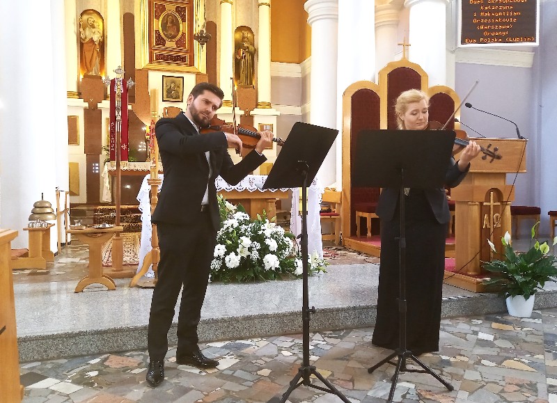  Maksymilian Grzesiak i Katarzyna Grzesiak podczas koncertu w kościele w Wiśniewie.  fot. sej