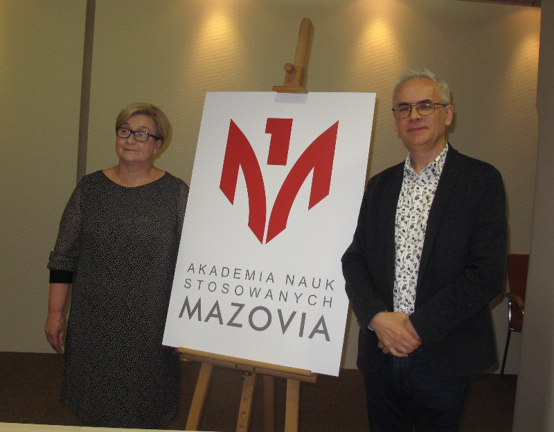 Na zdjęciu rektor Bożena Piechowicz i kanclerz uczelni Mariusz Szabłowski 