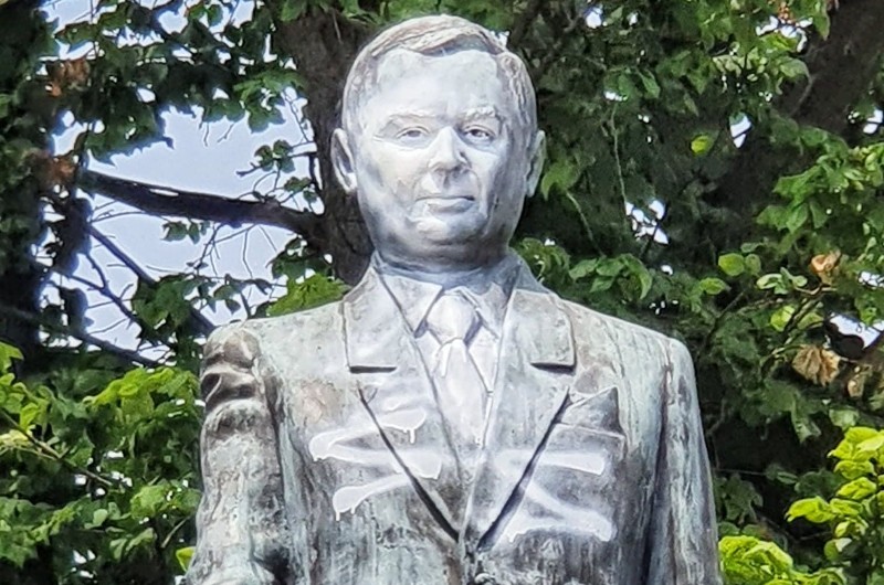 Pomnik Lecha Kaczyńskiego pomazany farbą fot. Aga Król