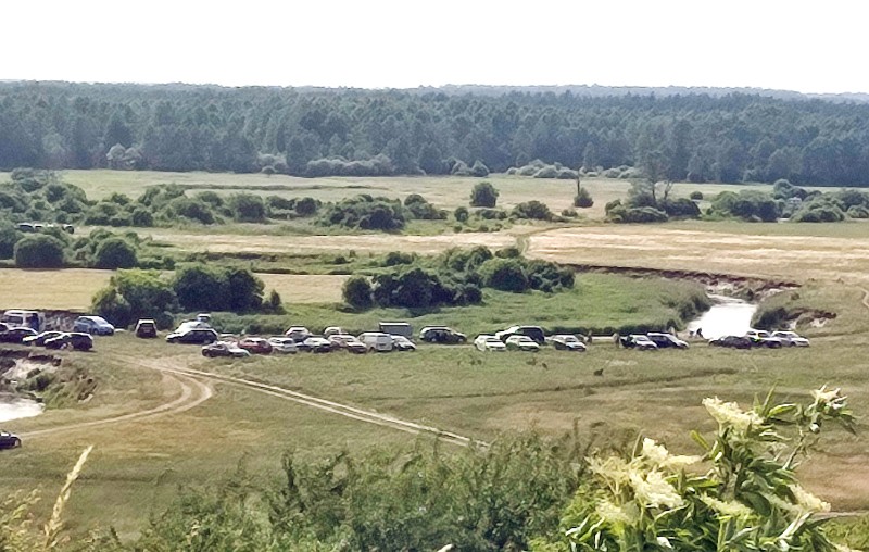 W niedzielę, 19 czerwca, nad rzeką stało ponad 50 samochodów fot. arch.