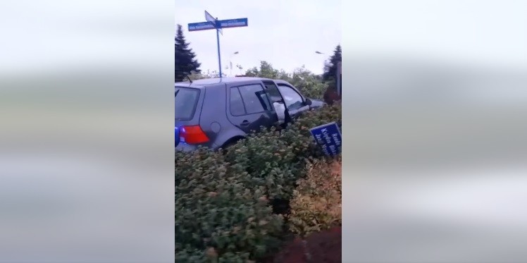 44-latek zaparkował na rondzie w Łukowie... (fot. kadr z filmu Policja Lubelska FB)