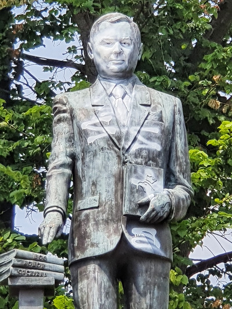 Policja zatrzymała sprawcę pomalowania pomnika Lecha Kaczyńskiego - fot. Aga Król