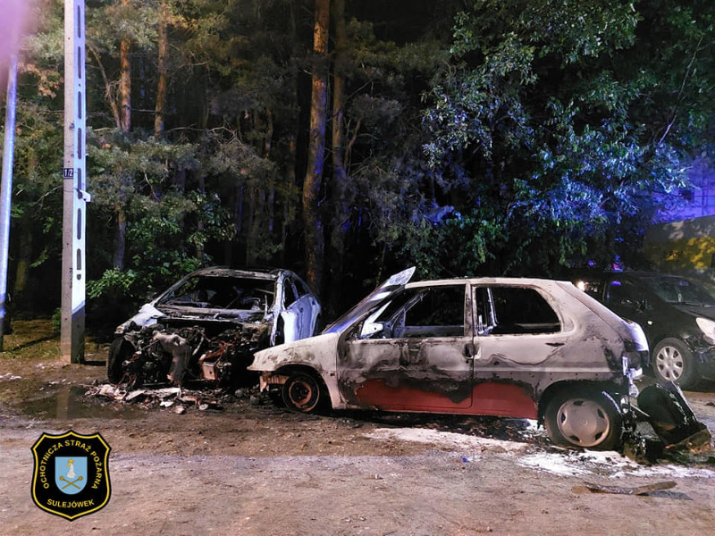 Sulejówek - spłonęły dwa samochody jeden nadpalony - fot. OSP Sulejówek