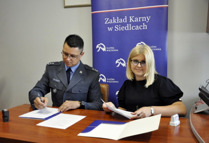Podpisanie umowy o współpracy pomiędzy ZK Siedlce i Miejską Biblioteką Publiczną w Siedlcach fot. arch. ZK Siedlce