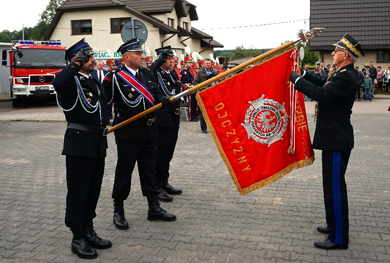 Podczas uroczystości gen. dryg. Wiesław Leśniakiewicz udekorował sztandar OSP Grębków Złotym Znakiem Związku. 