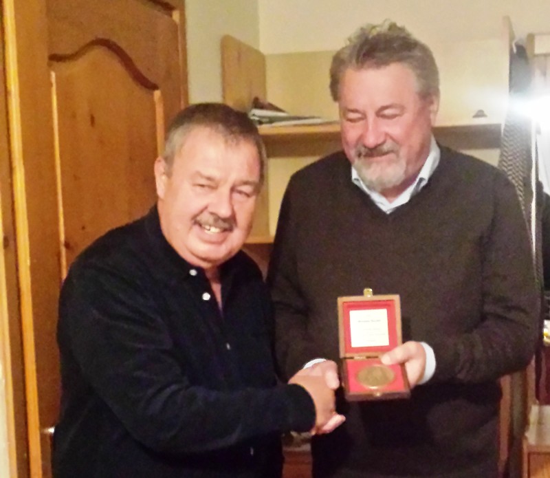 Jacek Bączkowski wręczył medal 65-lecia TKKF dziennikarzowi Tygodnika Siedleckiego Mirosławowi Buczkowi fot. arch. pryw.