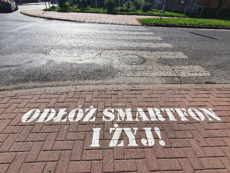 Odłóż smartfon i żyj! - napisy przed przejściami dla pieszych - fot. Aga Król