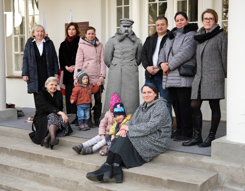Wolontariusze podczas imieninowej wizyty u Marszałka w dworku „Milusin” - fot. Muzeum