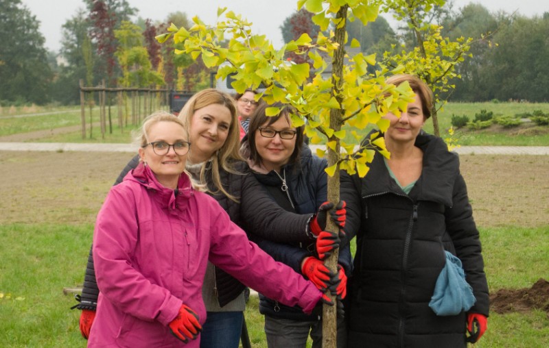 Pracownicy Avon Garwolin posadzili 25 drzew z okazji jubileuszu 25-lecia