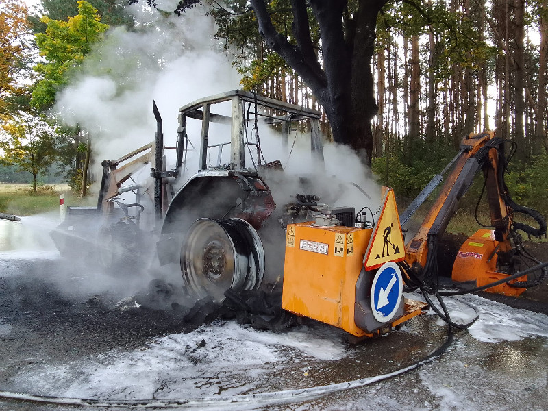 Sobolew: Pożar traktora - fot. OSP Maciejowice