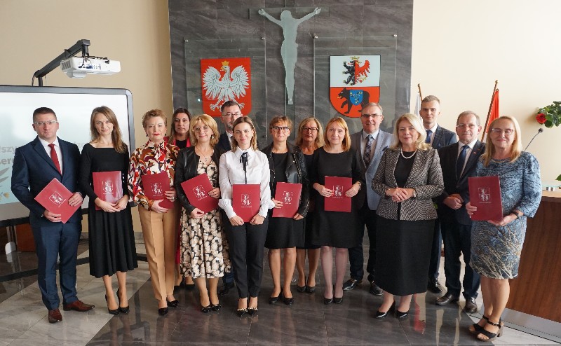 Nagrodzeni pedagodzy z przedstawicielami władz powiatu węgrowskiego. fot. sej