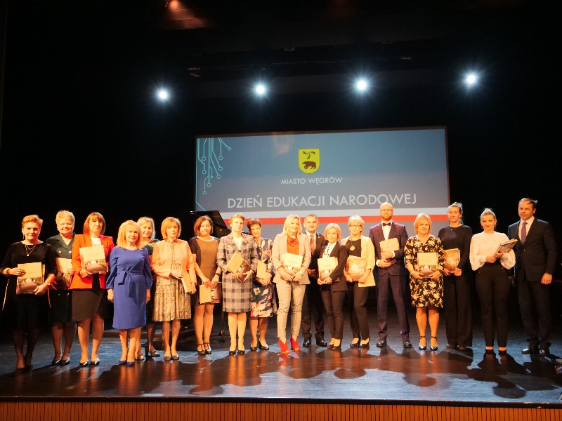 Dyrektorzy i nauczyciele nagrodzeni przez burmistrza Węgrowa. fot. arch. UM w Węgrowie