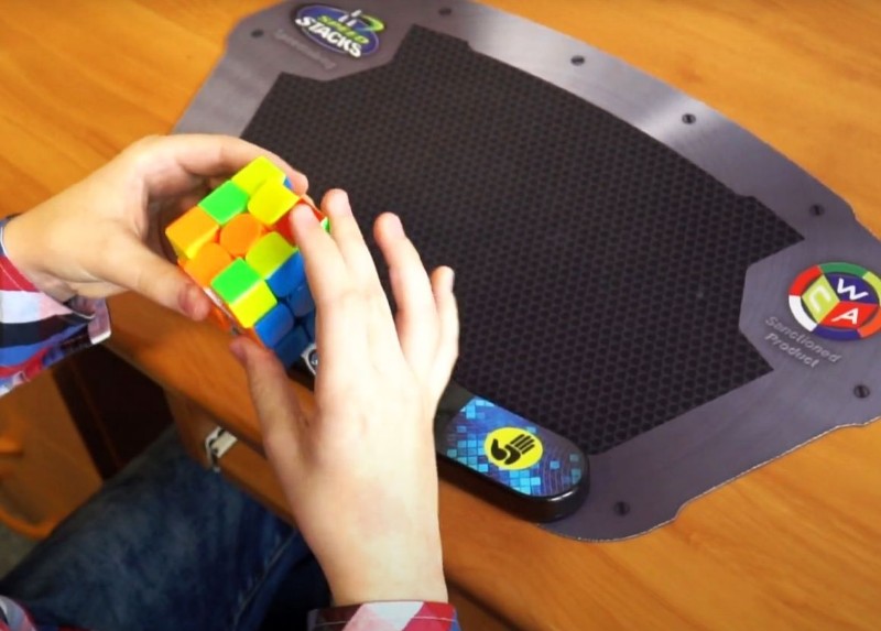 Zawodnicy speedcubingu potrafią ułożyć kostkę Rubika w mgnieniu oka fot. Pyt