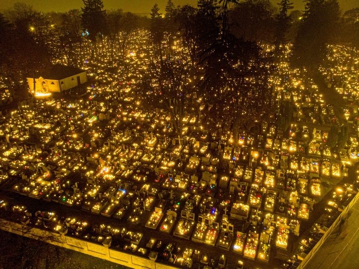 Tysiące ludzi wyruszyło w podróż, żeby zapalić świeczkę na grobach swoich bliskich. Cmentarz Centralny w Siedlcach Fot. pyt
