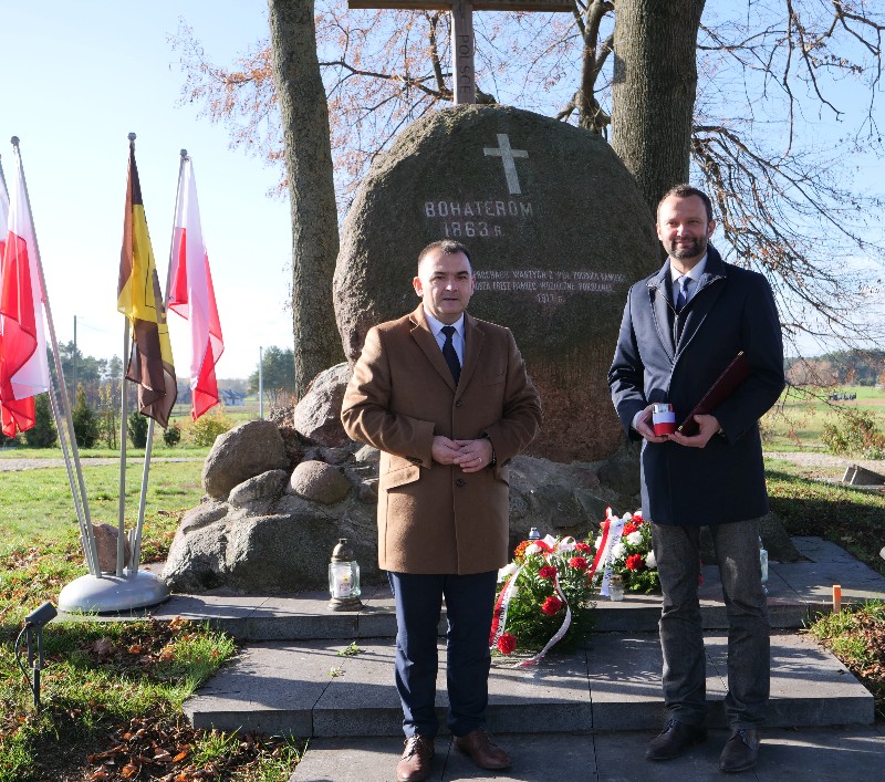 Burmistrzowie Paweł Marchela i Artur Rolka pod pomnikiem Powstańców Styczniowych w Węgrowie. 