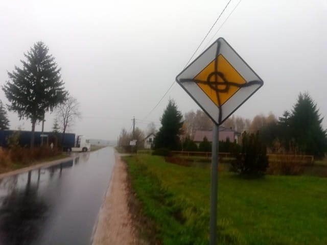 Zniszczony znak w Głoskowie, gmina Borowie