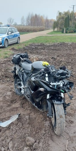 Uszkodzony motocykl, porzucony w polu przez 31-latka fot. KPP w Sokołowie Podlaskim