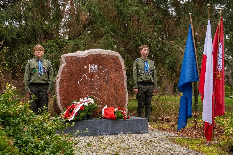Watra honorowa harcerzy przy pomniku w Kaliskach.  fot. Wojciech Kuchta 