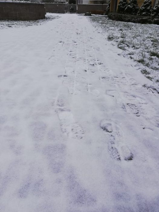 Pierwszy śnieg zalega na chodnikach od rana. Fot. ed