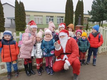 Dzieci do szkoły w Radzikowie Wielkim dowiózł sam św. Mikołaj. 