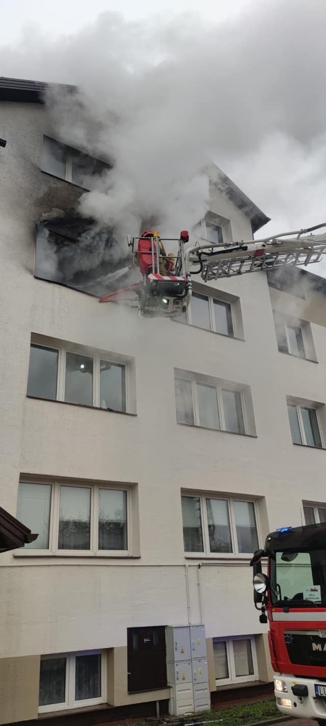 Płonął budynek placówki opiekuńczo-wychowawczej w Adamowie. Fot. KP PSP w Łukowie 