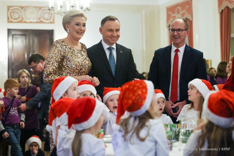 Para prezydencka z przedszkolakami i wójtem gminy Borowie