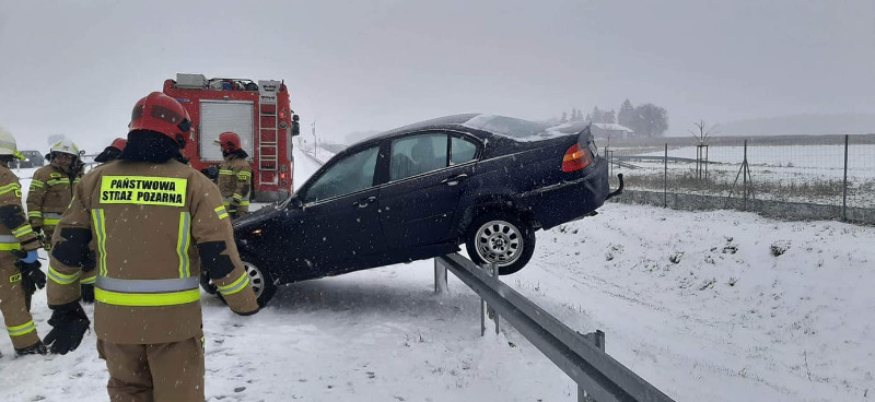 Trudne warunki na drogach - służby apelują o ostrożność - fot. OSP Korytnica