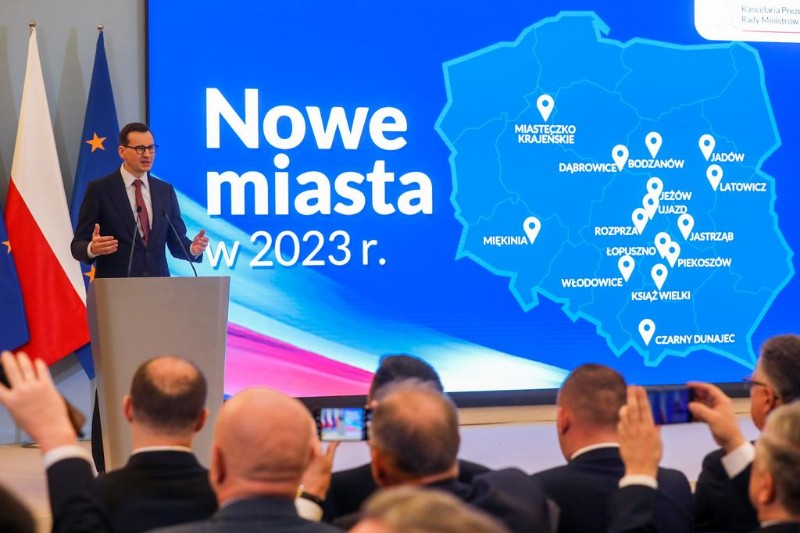 Premier Mateusz Morawiecki ogłasza nadanie praw miejskich 15 miejscowościom fot. KPRM