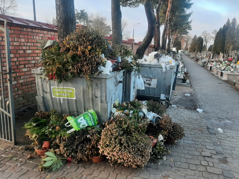 Tak wyglądały kontenery na śmieci na Cmentarzu Janowskim w okresie świąt Bożego Narodzenia
