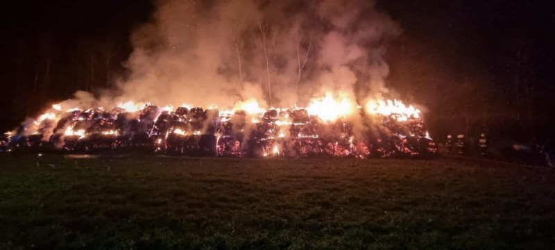 W Toczyskach Średnich płonie 300 bel słomy. Pożar jest zagrożeniem dla pobliskiego lasu. (Fot. KW PSP w Warszawie)
