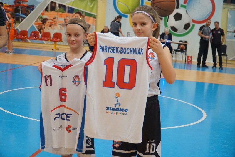 Podczas wydarzenia można było wylicytować koszulki meczowe gwiazd MKK z czasów gry w ekstraklasie - Katarzyny Trzeciak i Magdaleny Parysek-Bochniak fot. Siriss