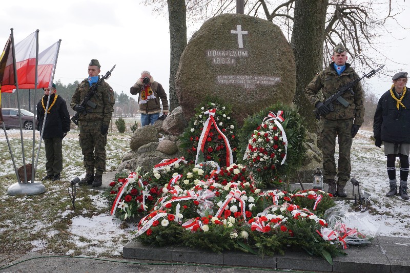 Kwiaty pod pomnikiem Bitwy pod Węgrowem.