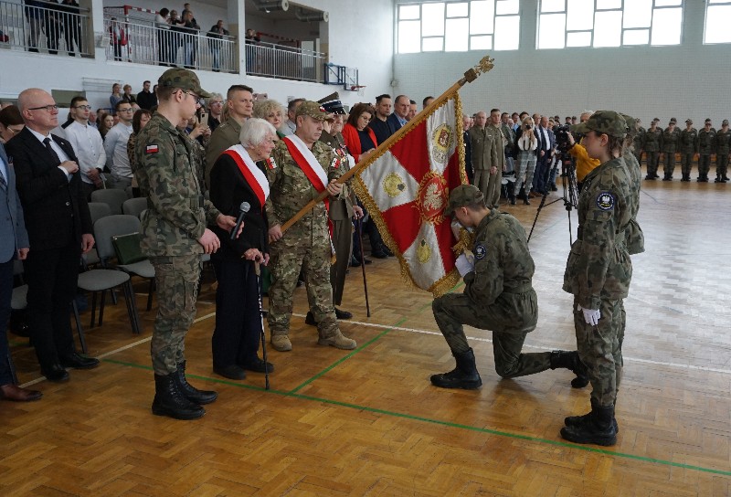 Młodzież z klas mundurowych przejmuje sztandar Armii Krajowej Obwodu 