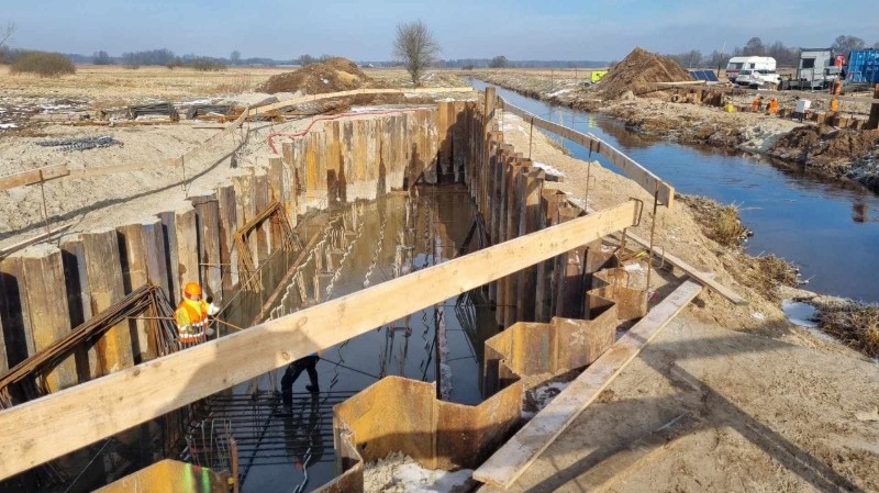 Prace przy budowie nowego mostu na rzece Kostrzyń posuwają się sprawnie. Fot. ZBJ
