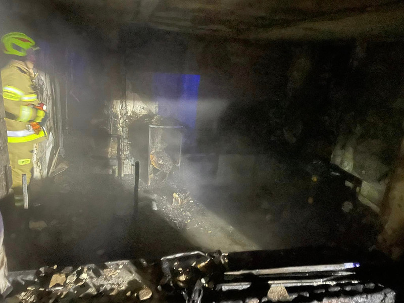 Pożarem objęte było całe pomieszczenie budynku gospodarczego klasztoru karmelitanek w Woli Gułowskiej. Fot. KP PSP w Łukowie