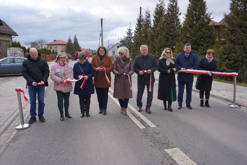 Przecięcie wstęgi symbolizujące otwarcie drogi Karczewiec-Krypy.  fot. sej