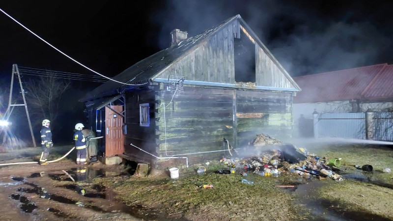Pożar budynku mieszkalnego w Rolach gasiło kilka jednostek straży pożarnej! Fot. KPPSP w Łukowie 
