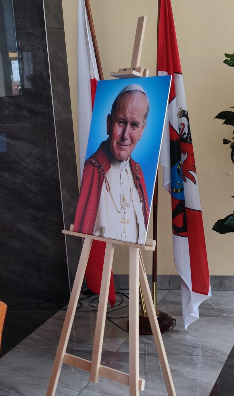 Portret papieża św. Jana Pawła II na sali obrad rady powiatu węgrowskiego. 