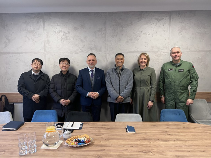 Delegacja z Korea Aerospace Industries, LTD  na czele z wiceprezesem wydziału zarządzania programami zagranicznymi Parkiem Jonginem z wizytą w Mińsku Mazowieckim.