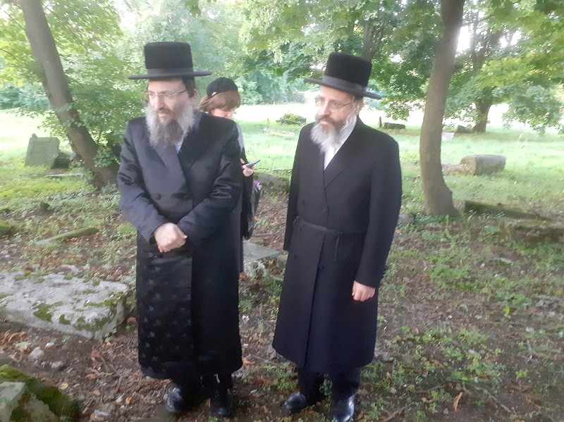 Rabin Joseph Weisblum, rabin siedlecki (z lewej) i jego brat, rabin żelechowski, szukają ohelu rabina cadyka Gerszona Roitblata na cmentarzu żydowskim w Siedlcach.
